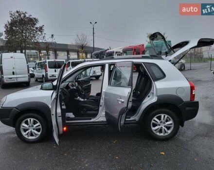 Серый Хендай Туксон, объемом двигателя 2 л и пробегом 100 тыс. км за 10400 $, фото 51 на Automoto.ua