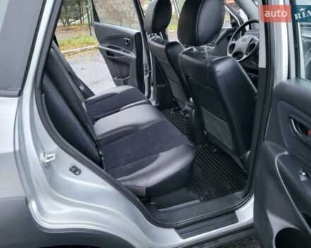 Серый Хендай Туксон, объемом двигателя 2 л и пробегом 100 тыс. км за 10400 $, фото 75 на Automoto.ua