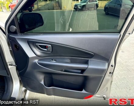 Сірий Хендай Туксон, об'ємом двигуна 2 л та пробігом 120 тис. км за 10700 $, фото 4 на Automoto.ua