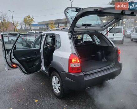 Серый Хендай Туксон, объемом двигателя 2 л и пробегом 100 тыс. км за 10400 $, фото 58 на Automoto.ua