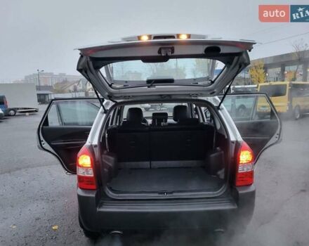 Серый Хендай Туксон, объемом двигателя 2 л и пробегом 100 тыс. км за 10400 $, фото 60 на Automoto.ua