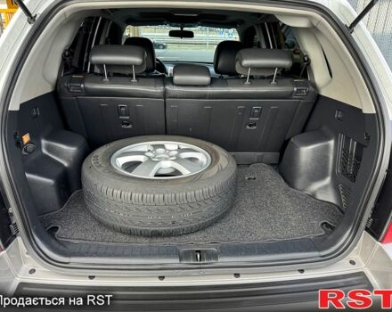 Сірий Хендай Туксон, об'ємом двигуна 2 л та пробігом 120 тис. км за 10700 $, фото 7 на Automoto.ua