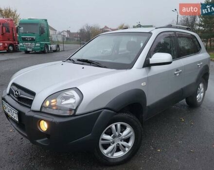 Серый Хендай Туксон, объемом двигателя 2 л и пробегом 100 тыс. км за 10400 $, фото 1 на Automoto.ua