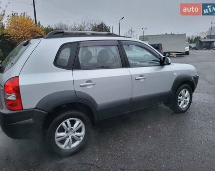 Серый Хендай Туксон, объемом двигателя 2 л и пробегом 100 тыс. км за 10400 $, фото 18 на Automoto.ua