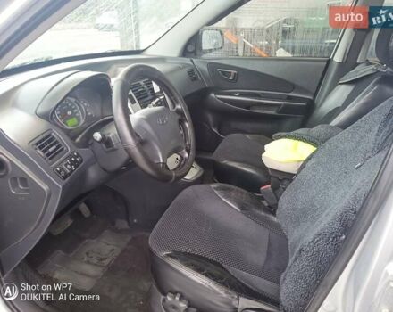 Серый Хендай Туксон, объемом двигателя 2.7 л и пробегом 204 тыс. км за 7200 $, фото 6 на Automoto.ua
