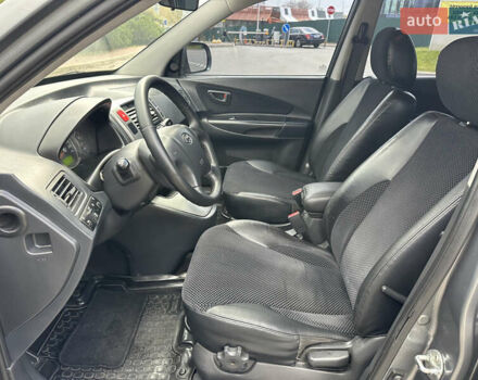 Серый Хендай Туксон, объемом двигателя 2 л и пробегом 165 тыс. км за 11200 $, фото 13 на Automoto.ua