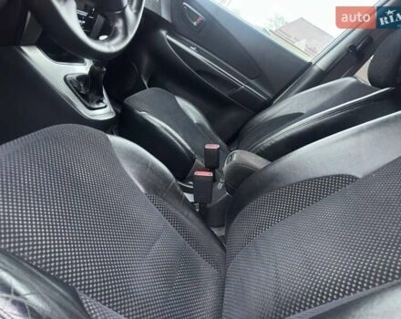 Сірий Хендай Туксон, об'ємом двигуна 1.98 л та пробігом 149 тис. км за 9650 $, фото 41 на Automoto.ua