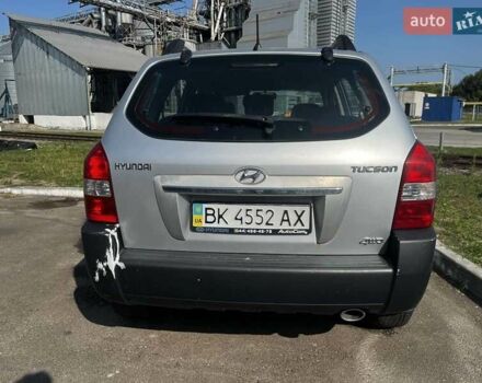Серый Хендай Туксон, объемом двигателя 1.98 л и пробегом 373 тыс. км за 6800 $, фото 8 на Automoto.ua