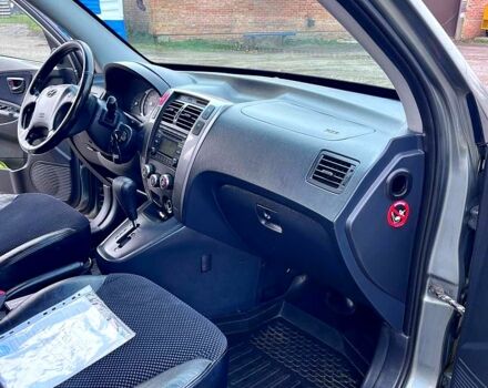 Серый Хендай Туксон, объемом двигателя 2 л и пробегом 165 тыс. км за 10000 $, фото 9 на Automoto.ua