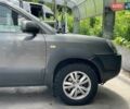 Сірий Хендай Туксон, об'ємом двигуна 2 л та пробігом 240 тис. км за 10790 $, фото 4 на Automoto.ua