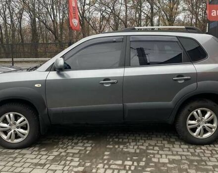 Серый Хендай Туксон, объемом двигателя 1.98 л и пробегом 174 тыс. км за 9500 $, фото 4 на Automoto.ua