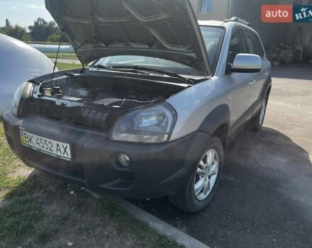 Серый Хендай Туксон, объемом двигателя 1.98 л и пробегом 373 тыс. км за 6800 $, фото 7 на Automoto.ua