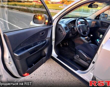 Серый Хендай Туксон, объемом двигателя 2 л и пробегом 263 тыс. км за 8800 $, фото 7 на Automoto.ua