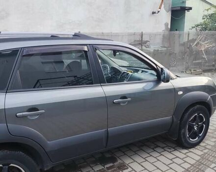 Серый Хендай Туксон, объемом двигателя 2 л и пробегом 255 тыс. км за 9500 $, фото 6 на Automoto.ua