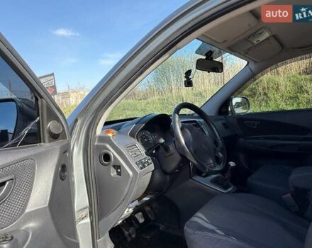 Сірий Хендай Туксон, об'ємом двигуна 1.98 л та пробігом 172 тис. км за 9500 $, фото 7 на Automoto.ua