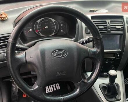 Серый Хендай Туксон, объемом двигателя 1.98 л и пробегом 174 тыс. км за 9500 $, фото 16 на Automoto.ua