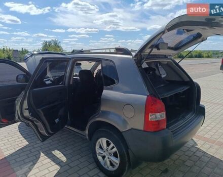 Серый Хендай Туксон, объемом двигателя 2 л и пробегом 159 тыс. км за 8800 $, фото 28 на Automoto.ua