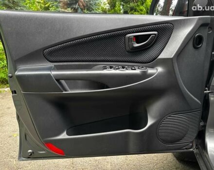 Серый Хендай Туксон, объемом двигателя 2 л и пробегом 145 тыс. км за 10790 $, фото 9 на Automoto.ua