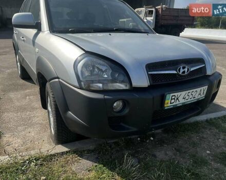 Серый Хендай Туксон, объемом двигателя 1.98 л и пробегом 373 тыс. км за 6800 $, фото 12 на Automoto.ua