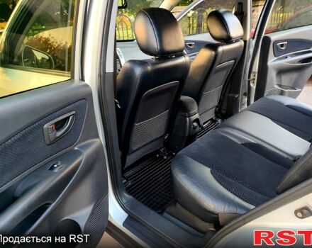 Сірий Хендай Туксон, об'ємом двигуна 2 л та пробігом 147 тис. км за 9800 $, фото 4 на Automoto.ua