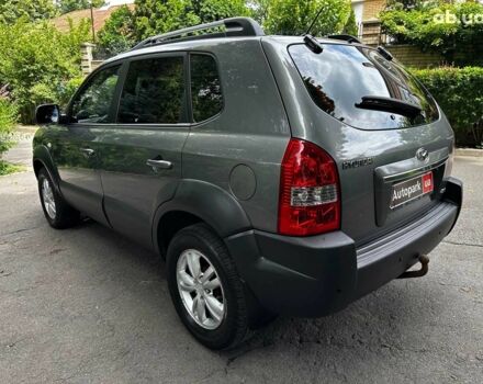 Серый Хендай Туксон, объемом двигателя 2 л и пробегом 145 тыс. км за 10790 $, фото 7 на Automoto.ua