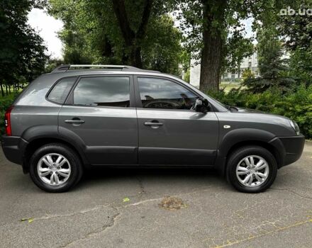 Серый Хендай Туксон, объемом двигателя 2 л и пробегом 145 тыс. км за 10790 $, фото 3 на Automoto.ua