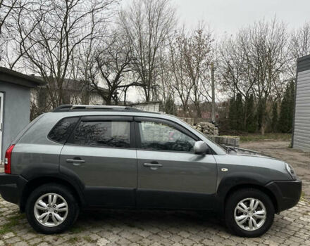 Серый Хендай Туксон, объемом двигателя 1.99 л и пробегом 209 тыс. км за 8200 $, фото 2 на Automoto.ua