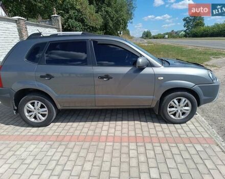 Серый Хендай Туксон, объемом двигателя 2 л и пробегом 159 тыс. км за 8800 $, фото 16 на Automoto.ua