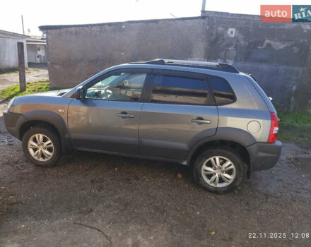 Серый Хендай Туксон, объемом двигателя 2 л и пробегом 168 тыс. км за 9499 $, фото 2 на Automoto.ua