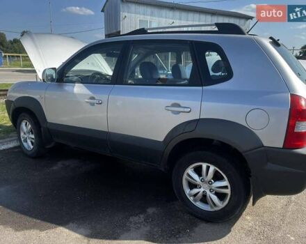 Серый Хендай Туксон, объемом двигателя 1.98 л и пробегом 373 тыс. км за 6800 $, фото 5 на Automoto.ua