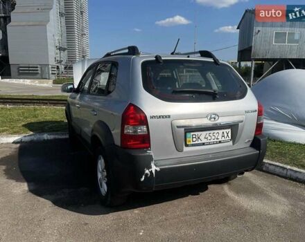 Серый Хендай Туксон, объемом двигателя 1.98 л и пробегом 373 тыс. км за 6800 $, фото 4 на Automoto.ua