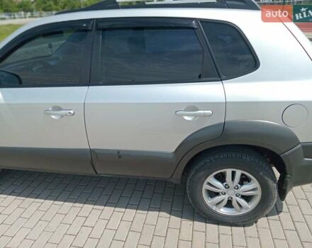 Серый Хендай Туксон, объемом двигателя 1.98 л и пробегом 131 тыс. км за 10650 $, фото 17 на Automoto.ua