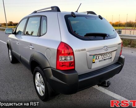 Серый Хендай Туксон, объемом двигателя 2 л и пробегом 263 тыс. км за 8800 $, фото 3 на Automoto.ua