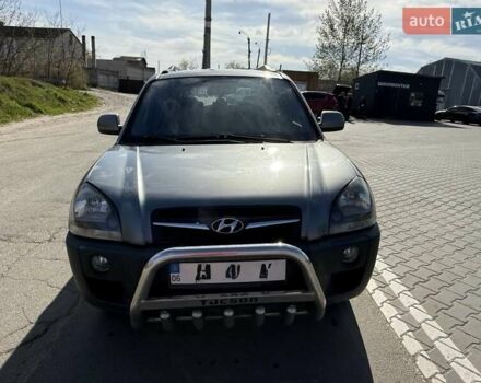 Сірий Хендай Туксон, об'ємом двигуна 1.98 л та пробігом 172 тис. км за 9500 $, фото 6 на Automoto.ua