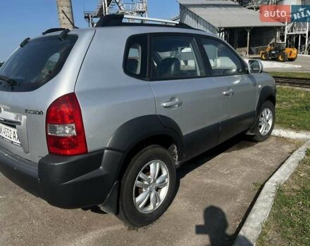 Серый Хендай Туксон, объемом двигателя 1.98 л и пробегом 373 тыс. км за 6800 $, фото 1 на Automoto.ua