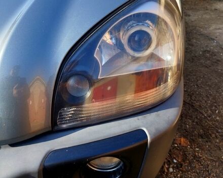 Серый Хендай Туксон, объемом двигателя 2 л и пробегом 178 тыс. км за 10000 $, фото 4 на Automoto.ua