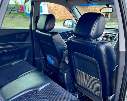 Серый Хендай Туксон, объемом двигателя 2 л и пробегом 165 тыс. км за 10000 $, фото 4 на Automoto.ua