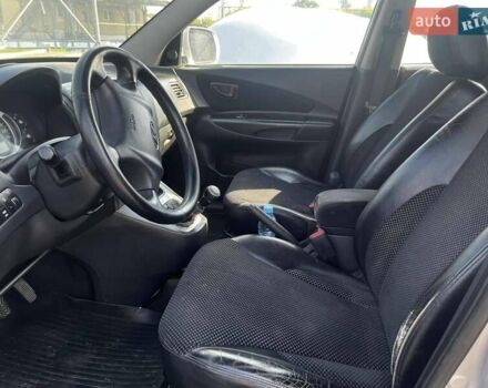 Серый Хендай Туксон, объемом двигателя 1.98 л и пробегом 373 тыс. км за 6800 $, фото 10 на Automoto.ua