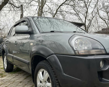 Серый Хендай Туксон, объемом двигателя 1.99 л и пробегом 209 тыс. км за 8200 $, фото 1 на Automoto.ua