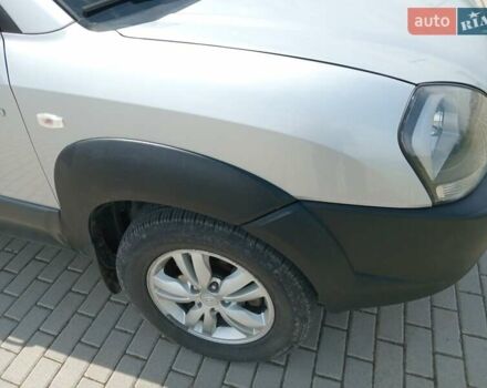Серый Хендай Туксон, объемом двигателя 1.98 л и пробегом 131 тыс. км за 10650 $, фото 8 на Automoto.ua
