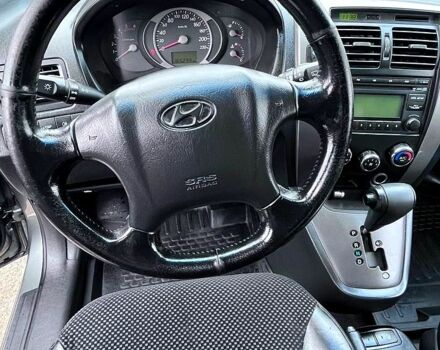 Серый Хендай Туксон, объемом двигателя 2 л и пробегом 165 тыс. км за 10000 $, фото 2 на Automoto.ua