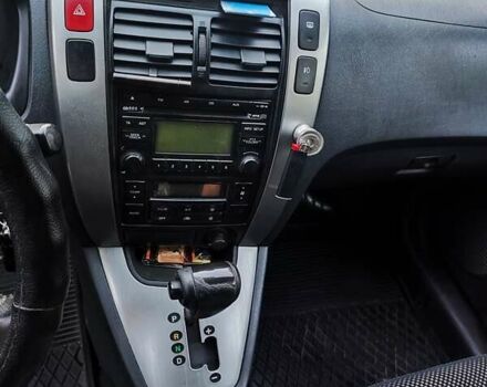 Серый Хендай Туксон, объемом двигателя 2 л и пробегом 255 тыс. км за 9500 $, фото 3 на Automoto.ua