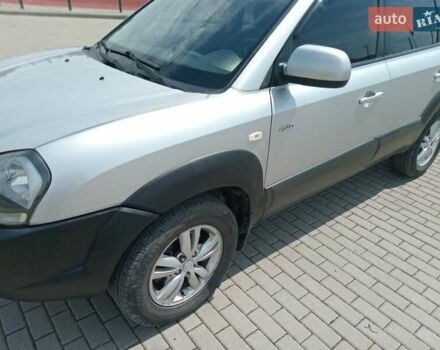 Серый Хендай Туксон, объемом двигателя 1.98 л и пробегом 131 тыс. км за 10650 $, фото 4 на Automoto.ua