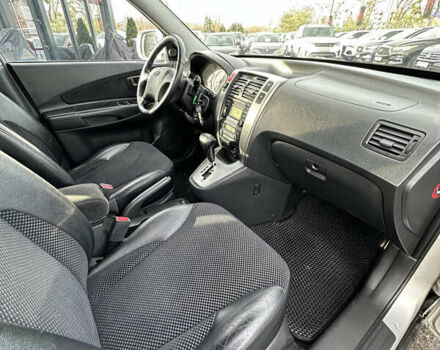 Сірий Хендай Туксон, об'ємом двигуна 1.98 л та пробігом 210 тис. км за 9999 $, фото 24 на Automoto.ua