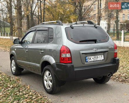 Серый Хендай Туксон, объемом двигателя 1.98 л и пробегом 77 тыс. км за 10500 $, фото 4 на Automoto.ua