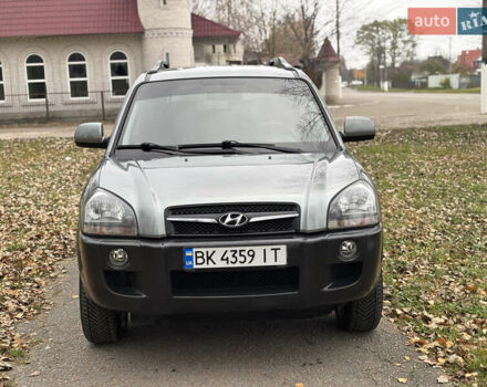 Серый Хендай Туксон, объемом двигателя 1.98 л и пробегом 77 тыс. км за 10500 $, фото 2 на Automoto.ua