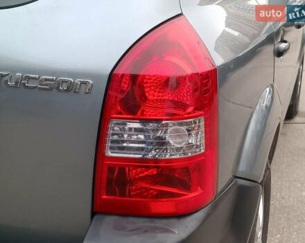 Серый Хендай Туксон, объемом двигателя 2 л и пробегом 148 тыс. км за 10390 $, фото 10 на Automoto.ua