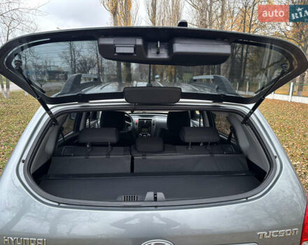 Серый Хендай Туксон, объемом двигателя 1.98 л и пробегом 77 тыс. км за 10500 $, фото 32 на Automoto.ua