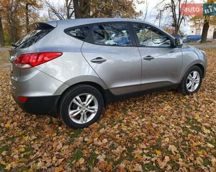 Сірий Хендай Туксон, об'ємом двигуна 2 л та пробігом 183 тис. км за 13900 $, фото 3 на Automoto.ua