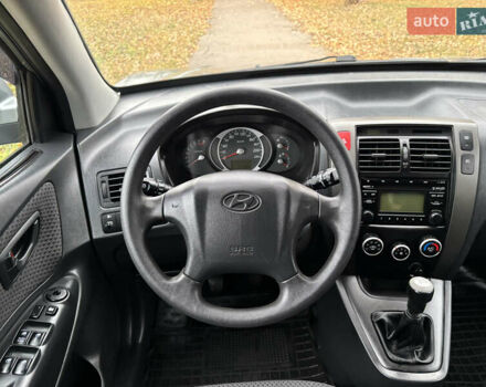 Серый Хендай Туксон, объемом двигателя 1.98 л и пробегом 77 тыс. км за 10500 $, фото 22 на Automoto.ua